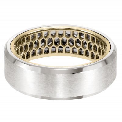 Men's Wedding Band With Mesh Pattern Inside And Flat Profile With Bevel Edge. Available In White, Yellow And Rose Gold Color Combinations.